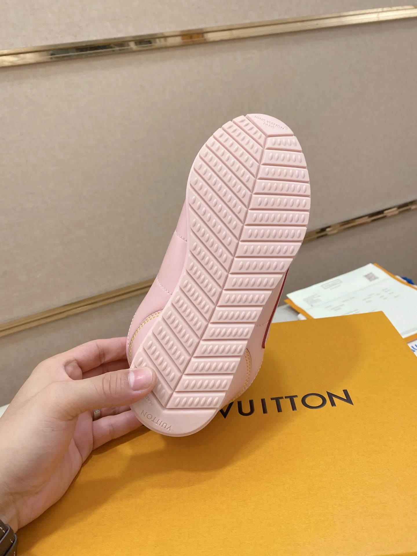 Men's shoes💰: Couple style 700💰LOUIS VUITTON Footint Soccer sneakers‼ ️ The top version, the same sneakers for LV couples. You will look fashionable when you wear them. This Footint Soccer sneaker was unveiled in the 2025 spring and summer series fashion show. The tongue is embellished with the Lvers United badge inspired by the football team. The rubber sole of the foot is decorated with multiple Louis Vuitton logos. The original latest packaging. Fabric: original imported cowhide. Lining: original imported breathable mesh. Foot pad: original injection molding pad. Outsole: original molded T combination outsole. Size: 35-45.